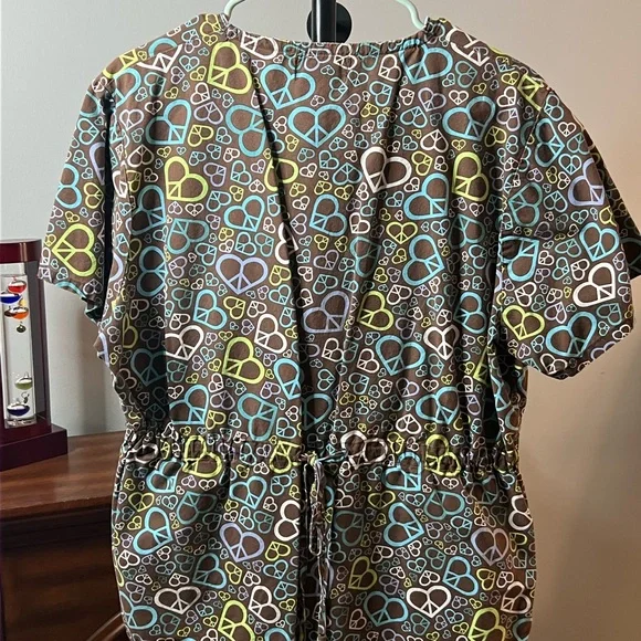 Libby Heart and Peace Sign Scrub Top - Picture 4 of 5